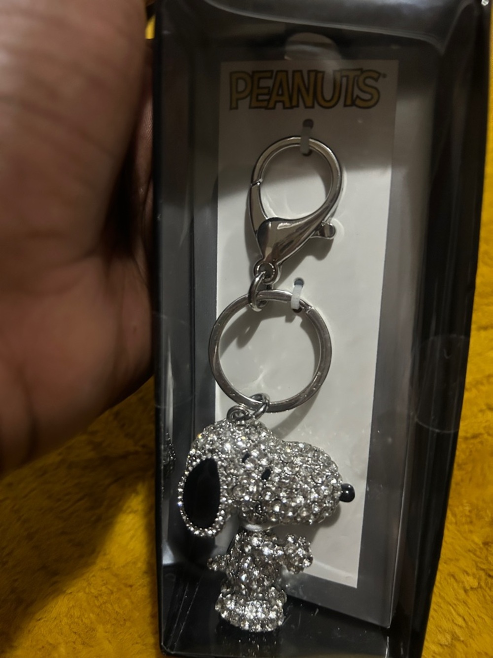 🎄Peanuts Sparkling Snoopy Keychain - Silver with Black Accents🎄 - Picture 3 of 3